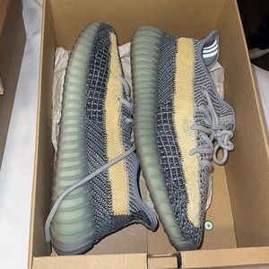 Yeezy 350 V2